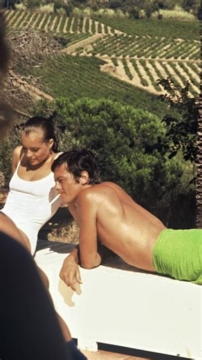 Alma Antiga on Instagram: "La Piscine (1969) Com Alain Delon, Romy Schneider, Maurice Ronet e Jane Birkin. Em uma casa com piscina no sul da França, um casal vive dias de verão aparentemente perfeitos, até a chegada de amigos que reabre desejos, ciúmes e tensões mal resolvidas. Um thriller psicológico elegante, onde o silêncio, os olhares e o calor dizem mais do que as palavras. 🌊🎬 #lapiscine #janebirkin #romyschneider #alaindelon #trendreels"