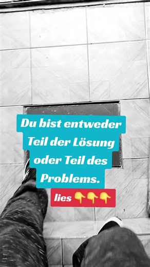 Dazwischen gibt es nichts. Kein „Ich halte mich da raus“. Kein „Das ist nicht mein Thema“. Kein „Ich hab doch nichts gemacht“. Nichtstun ist auch eine Handlung. Schweigen ist auch eine Entscheidung. Wegsehen ist keine Neutralität, es ist Position. Kinder merken, wer hinschaut. Und sie merken noch viel schneller, wer wegschaut. Dein Komfort kann der Ort sein, an dem andere zerbrechen. Deine Bequemlichkeit kann das sein, was Strukturen schützt, in denen Kinder alleine bleiben. Also hör auf, neutra