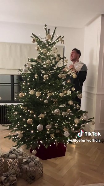 Never been this late putting my Christmas tree up but it was definitely worth the wait 🥹 🧑‍🎄