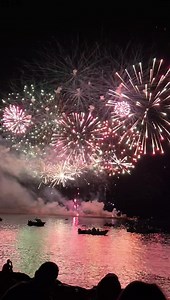 354K views · 10K reactions |  C'est ainsi que s'achève cette 278e édition de la Saint-Louis  Le feu d'artifice tiré depuis le brise-lames aura attiré une foule encore très nombreuse ! Du grand spectacle pour les yeux mais aussi pour les oreilles puisque le grand concert de la Saint-Louis reprend maintenant. À l'année prochaine !  | Ville de Sète | Facebook