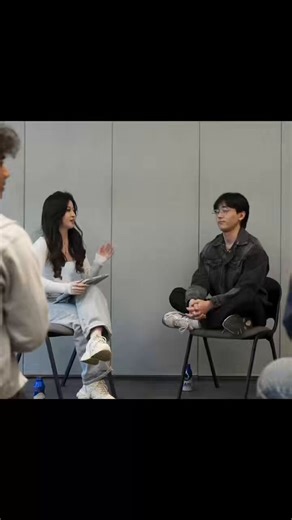 说个扎心的真相，90%的AI工程师，其实什么都没做出来Cluely的CEO Roy Lee在NYU做活动，当场掏500美元现金，问在场所有学AI的学生和工程师，谁在LinkedIn上真正上线过一个公开的项目，结果全场几乎没人举手。太真实了，现在的AI圈就是这样，人人都能跟你聊大模型，聊Agent，聊世界模型，刷过几百篇论文，调过几十个demo，但你问他有没有上线过一个能让别人用的东西，大部分人都沉默了。我们总以为AI时代拼的是谁懂的多，谁的技术深，其实根本不是。LLM能帮你写80%的代码，能帮你解决大部分技术问题，但剩下那20%的脏活累活，部署，边缘case，用户体验，成本控制，才是真正能区分你和别人的地方。所以别再当那个只会看教程的工程师了，去做去实践，去解决实际问题，，离线小模型App，自我迭代的代码Agent，个人生活OS，哪个都行。不用等你学完所有东西，不用等完美，这个周末开干，下周就公开上线。哪怕做的很烂，哪怕只有几个人用，也比你藏在电脑里的一百个demo强一万倍。在AI时代，知识已经变成了最不值钱的东西，到处都是教程，到处都是论文，真正稀缺的，是把知识变成公开可验证的产品的