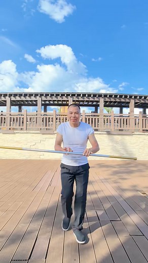 Brain: I'm ready! Body: Loading… Follow this step-by-step cudgel spinning tutorial from a skilled folk martial artist and level up your skills. #martialarts #martialartslife #wushu #kungfu #kungfulife #teaching #TuesdayChallenge #staff | All about Martial Arts