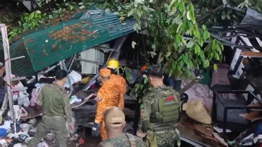 ABS-CBN News on Instagram: "Dalawa ang patay sa landslide sa Bgy. Bariis, Matnog, Sorsogon pasado alas-12 ng madaling araw, January 17, 2026. Natutulog umano ang mga biktima nang maguhuan, ayon kay Ed Tumangan, ang Municipal Disaster Risk Reduction and Management Officer ng Matnog. Pahirapan ang pagkuha sa mga labi dahil sa mga bato at lupa na tumabon sa kanila. Mag-live-in partner ang 21 anyos at 19 anyos na mga biktima ayon sa MDRRMO. Pasado alas-7 na kaninang umaga nang makuha ang mga labi. A