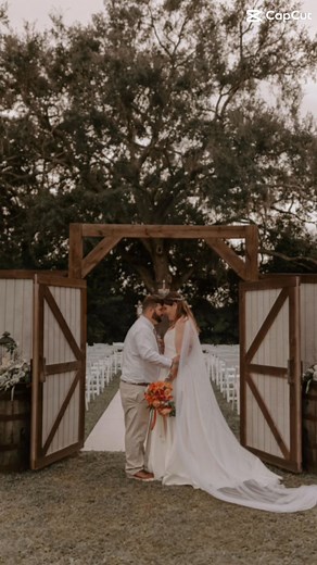 The cutest couple ever tied the knot at The BARNyard and we’re still smiling about it 🥂 📸 Luxe Lens Photography | The BARNyard Wedding Venue