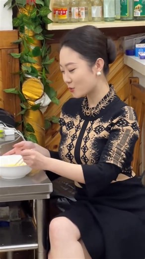 27K views · 2.2K reactions | cook for you #lady#women#beauty#beautiful#pretty#grace#elegant#sexy#Chinese#Asian#girl#restaurant#eating#cooking#singing#fine#good | Chinese girl | Facebook