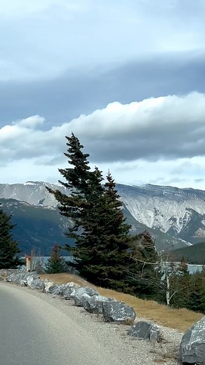 Lake Minnewanka in Banff, Alberta, Canada 🇨🇦, this scenery is absolutely breathtaking, with the serene lake, towering mountains , and picturesque forests , it’s a perfect blend of nature and beauty - a feast for the eyes 🚘🏞️💚 #lakeminnewnka #scenicdrive #landscape #getoutside #ExploreNature | Outdoor & more