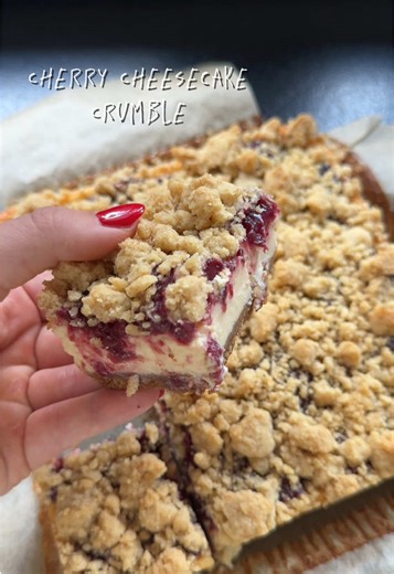 Delicious Cherry Cheesecake Crumble Recipe 🍒🍰
