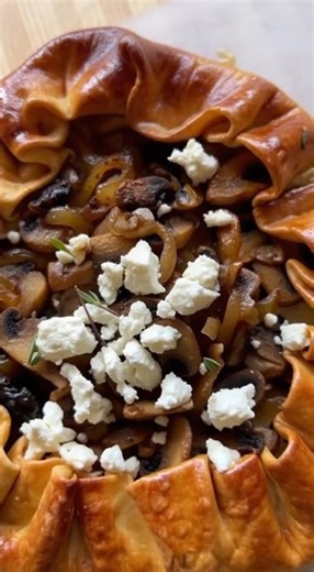 Voici une recette gourmande et réconfortante de tarte rustique aux...