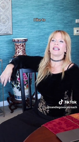 This is a BIG note! You need a lot of core strength if you’re going to attempt this! Here are a few exercises you can do to practice. All you need is a chair #vocalcoach #voicecoach #voiceteacher #singingcoach #singingteacher #vocaltechnique #singingtips #candystore #highnote #highnotes #corestrength #howtosing