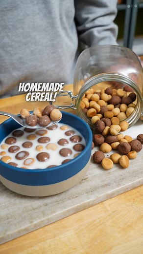 This homemade cereals are absolutely delicious and a great healthy alternative to store bought. It will take you roughly 20 mins to make and bake them and can be stored in a jar or airtight container! CEREALS 🍫🥜🌱 •2 x cup flour •1/2 x teasp baking soda •1/2 x teasp baking powder •1/2 x cup cane sugar or coconut sugar •1 x cup almond milk •4 x tbsp almond milk if need extra moisture depending on the flour. •1 x tbsp any oil (sesame,seed,olive,coconut etc) •1/2 x cup coconut flour •4 x tbsp pea