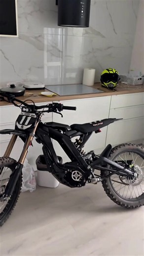 Sur-Ron Light Bee X (LBX) is an ultra-lightweight electric dirt bike (electric pit bike) that has achieved cult status due to its combination of low weight, exceptional agility, and explosive acceleration. Developed by the Chinese company Hangzhou Qiulong Technology, it bridges the gap between mountain bikes (MTB) and full-sized gas-powered enduro motorcycles. Technical specifications may vary depending on the model year and modifications: Key Specifications (Base 2025/2026 Model) • Power: Peak 