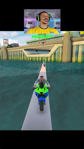 When he passed by the narrow passage, the policeman fell into the water during this insane escape...