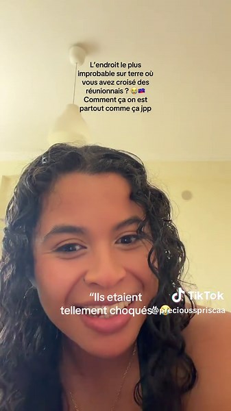 Une fois j’ai un dalon qui est allé à New York il a croisé un ga de notre lycée svp jpp il m’a dit “t prisca tout sa la demoune na po voir new york ou dit pas ma croise un ga lycée” 😂😂 et toujours avec noute drapeau aussi 😂 #humour #lareunion #974 #etranger #portugal
