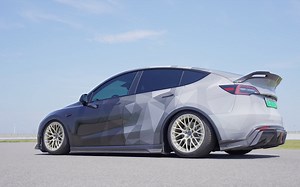 超低趴的姿态 帅气改装Tesla Model Y