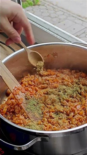 Постни зелеви сарми с гъби и сушени плодове