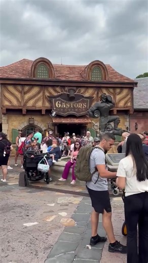 It’s crowds on crowds on crowds today in Magic Kingdom. 👀 📷 ALLEarsNet 👈👈 | Disney World Packages -Orlando Florida