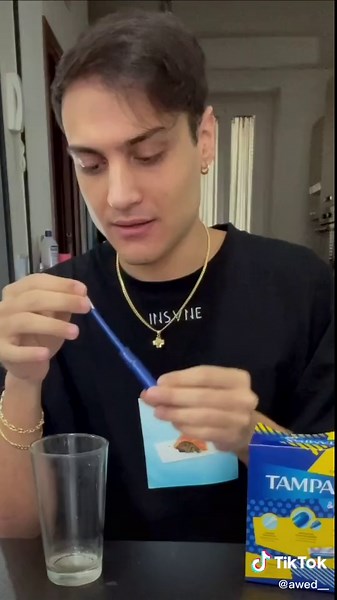 Cosa succede mettendo un Tampax in acqua?