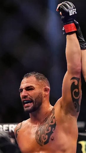 Santiago Ponzinibbio on Instagram: "Caerse, levantarse y seguir avanzando, así se forjan los sueños 🇦🇷🗡️🩸 Falling, getting up and moving forward, that's how dreams are forged 🇦🇷🗡️🩸 Cair, levantar e seguir em frente, é assim que os sonhos são forjados 🇦🇷🗡️🩸 #argentinedagger #teamponzinibbio #ponzinibbio #ufc #argentina"