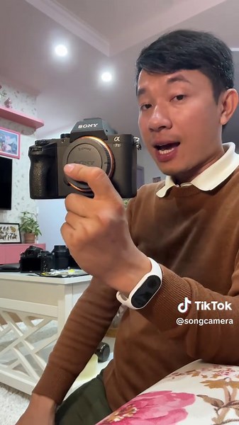 Sony a72 là chiếc máy ảnh Mirrorless fullframe ra đời khá sớm (2014). Với khá nhiều nâng cấp thú vị so với người tiền nhiệm của nó là chiếc A7. Với 117 điểm lấy nét, khả năng quay phim full HD và có chống rung 5 trục trong thân máy - a72 là một đối thủ đáng gờm đối với những chiếc máy khác cùng phân khúc. #sốngcamera #sony #sonya7ii #learnontiktok #sonypictures
