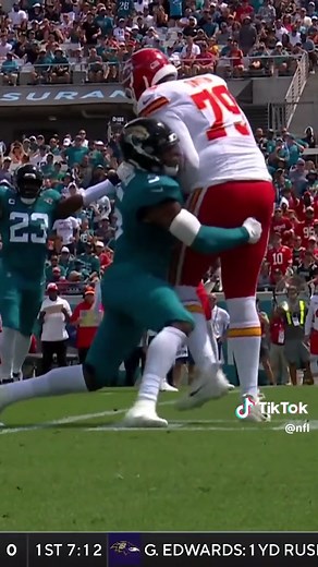 bro froze 😂 #kansascitychiefs #nfl #donovansmith | why can't lineman catch the football nfl