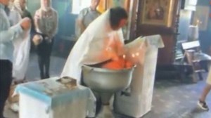 Russie : un baptême ultra-violent choque les internautes !