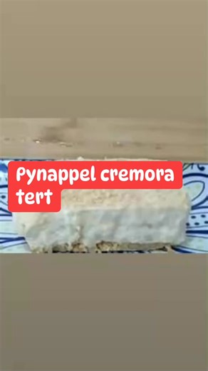 Hierdie Pynappel Cremora Tert is 'n heerlike verrassing met 'n tropiese geur! 🍍🌴 Maklik om te maak en perfek vir 'n somer bederf. ☀️ Pynappel Cremora Tert Resep 🥧 Bestanddele: • 500 g koffie creamer (poeier) ☕ • 250 ml kookwater 💧 • 2 blikkies Nestlé kondensmelk, verkoel in die yskas ❄️ • 250 ml suurlemoensap 🍋 • 410 g fyngemaakte pynappel 🍍 • 12 Tennisbeskuitjies 🎾 Instruksies: 1. Los die koffie creamer op in kookwater en verkoel vir 'n uur totdat dit stol. ☕ 2. Roer die kondensmelk by e