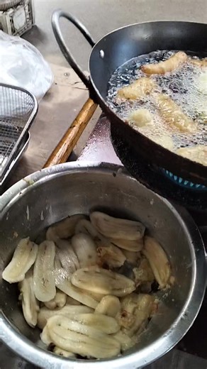 2.5K views · 14 reactions | Công tác chống bão mn sao r.... sáng nay chợ đông như chợ tết í... Thấy còn nhiều người chủ quan lắm....họ nói thứ j đâu mà rộn ràng, bão có 1 đêm mà, thứ j đâu ... Trước ngày giông bão mà trời quang mây tạnh... thiệt lo sợ... | Nguyet Quach | Facebook