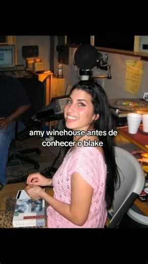 Viviane Ficher - Psicoterapeuta do Borderline on Instagram: "Fala border, algum fã da Amy aí? Ou alguém que já foi dependente emocional?? 💗💗💗💗💗 . Pessoas com dependência emocional e medo intenso de abandono principalmente tendo borderline podem se anular completamente em uma relação: deixam de lado seus limites, perdem a própria identidade, vivem para o outro e acabam emocionalmente deterioradas. É uma dinâmica muito grave, porque a pessoa “desaparece” de si mesma. O relacionamento de Amy W