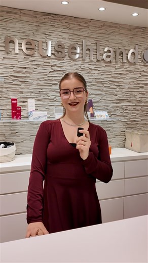 neusehland | Brillen & Trends on Instagram: "Neusehländerin Clara nimmt euch mit auf eine Room Tour durch die Filiale am Kreuzplatz in Gießen. Wart ihr schon mal vor Ort? 🤔"