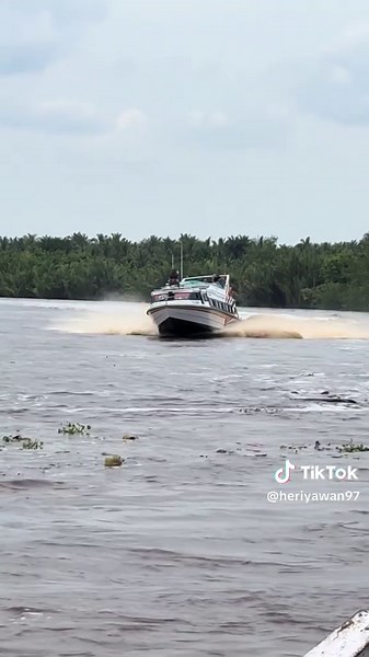 Evelyn Calisca: Thrilling Speedboat Adventures
