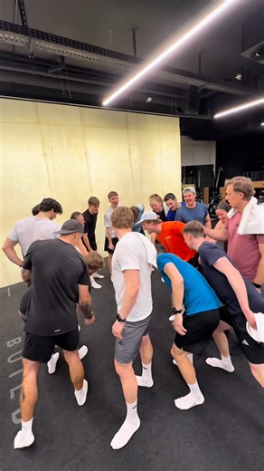 basefive_ on Instagram: "NEUER MONAT - NEUE BLÖCKE 🚀 Was aktuell in den Gruppenkursen trainiert wird und warum, erfährst du in diesem Video 🙌🏻 Hast du die neuen Trainingsblöcke schon trainiert? Sag‘s uns in den Kommentaren ⬇️ #buildyourbase #training #sprünge #maximalkraft #crew"