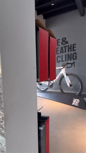 ¿Una sola bici para todo? Aquí está. Monza = manejo preciso + aero eficiente + confort real: SRAM Force AXS, ruedas Black Inc y 700×28 para volar sin romperte. Tu “todo-en-uno” de alto rendimiento. Disponible en Bike Experts Medellín (El Poblado) y online. ¿Demo o cotización? DM. Hashtags sugeridos #FactorMonza #SRAMForceAXS #BlackInc #BikeExperts #Ruta #AeroAllRounder #CiclismoColombia #MedellínEnBici #RideFaster #PRReady | Bikexperts | Facebook