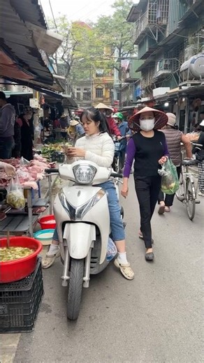 What Do You Buy At The Wet Market? | Vietnam