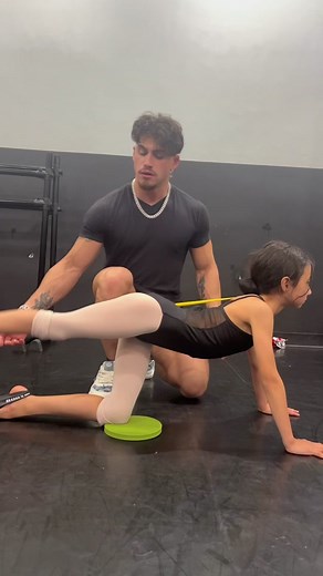 The depth of my love for this girl transcends words. I’ve witnessed her journey since she was four at a daycare, recognizing her star potential. Being part of her growth has been one of the most fulfilling aspects of my career. It’s astonishing to witness her technique evolve so rapidly, just two weeks into embracing all my @bodytechmethod classes and @starsdanceco . . 📍Stars Dance Studio 🧠Bodytech Method 💃🏼Mika 🧑🏽‍🏫Julian . . #dance #dancer #flexibility #flexibilitytraining #strong #stre