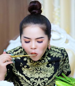 2.5M views · 76K reactions | #ទឹកប្រហុកម៉ែរួយឆ្ងាញ់!! (មុខម្ហូបឡាបត្រីសាលម៉ុន) ​ ❤️️ធ្វេីម្ហូបបានគ្រប់យ៉ាង ​ ❤️️បុកល្ហុង​ បុកពោត​ បុកសណ្ដែក.... ​ ❤️️ឡាបសាច់គោ​ ឡាបត្រីសាម៉ុន.... | Srey Narourm ម៉ែរួម | Facebook