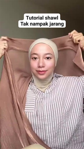 181K views · 2.6K reactions | Tutorial shawl supaya tak nampak jarang ❤️ #tutorialshawl #shawltutorialmalaysia #tutorialshawlsimple #shawlshimmersilk Shawl shimmer silk flowy Nak order sini ya.. https://shope.ee/6zwSIdcNhw | My TudunG. | Facebook