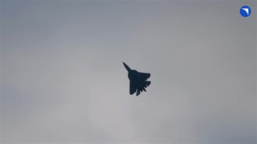 Spoločnosť United Aircraft Corporation (UAC) zverejnila zábery z cvičného letu lietadla T-50-9 pred leteckou show v Dubaji v roku 2025, ktorá sa uskutoční od 17. do 21. novembra. | Slováci - fanklub za zdravý rozum