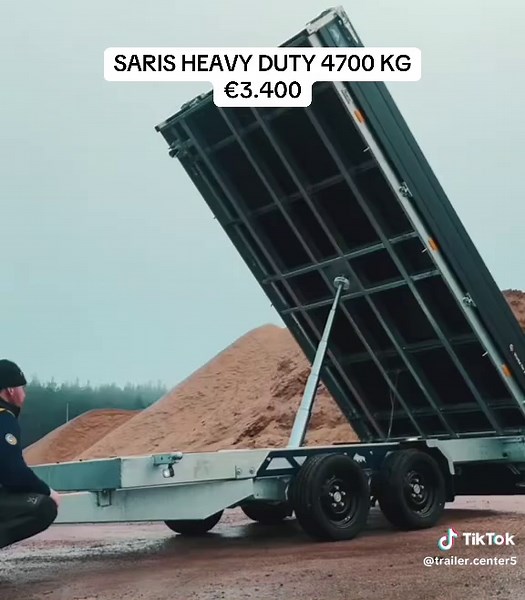 SARIS HEAVY DUTY 4700 KG 🇩🇪 Maximale Leistung für professionelle Einsätze Der SARIS Heavy Duty wurde für extreme Belastungen und den täglichen gewerblichen Einsatz entwickelt. Ideal für Bau, Maschinen, Fahrzeuge & schwere Materialien. ⚖️ Zul. Gesamtgewicht: 4700 kg ⚖️ Hohe Nutzlast für schwere Transporte Hydraulische Kippfunktion Heavy-Duty Fahrwerk Verstärkter Stahlrahmen Profi-Ausführung für Gewerbe & Industrie Verschiedene Größen verfügbar Tandem-/Tridemachse je nach Modell Elektrische Hydr