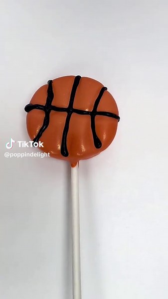 Practiced some basketball cake pops today, and those fine chocolate lines definitely tested me 😅 Here’s my first attempt all the way to the final pop! #cakepops #dippedtreats #chocolate #baking #cakepop