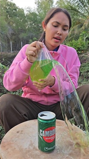 Single mom show how to save water in forest #survival #outdoors #camping #lifehack #bushcraft