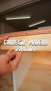 ENDEREZAR MADERA 💯 Esta técnica esta buena cuando ya es tarde para desarmar el mueble o lo que estemos haciendo. En mi caso ya habia encolado el fondo y ademas estaba clavado. No me interesaba tomarme tooooodo el trabajo de desarmarlo de nuevo y reemplazar las piezas. Esta solución me vino re bien! ¿Ya conocían esta técnica de debilitar las fibras para disminuir la tensión? 👇 Espero les sirva! ❤️ #carpinteriafacil #tips #tip #maker #diyprojects #diy #marceneiro #charpentier #woodworking #woodt