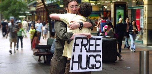 Dia do Abraço: conheça a curiosa história de como surgiu a data, comemorada em 22 de maio