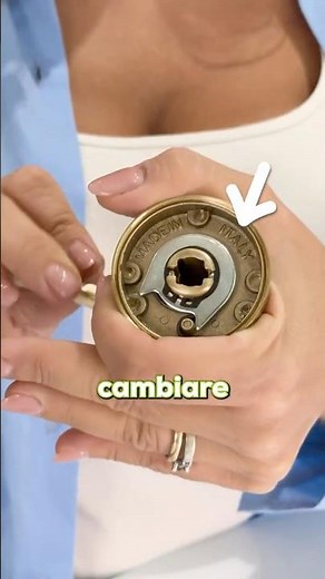 La tua maniglia per porta rimane sempre giù? Ha solo la molla di ritorno rotta! #tips #handles