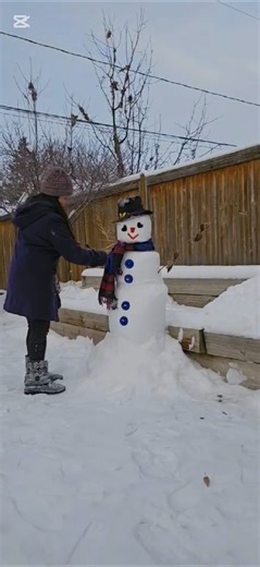 How to build a snowman with powdery snow #winter #snowman #snowfun