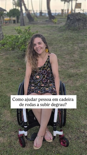 Carla Maia on Instagram: "Degrau não precisa ser um obstáculo quando a ajuda é feita do jeito certo. ♿️ Compartilha essa informação pra ajudar mais pessoas no dia a dia. 💙 #Acessibilidade #Inclusão #Cadeirante #PCD #Informação"
