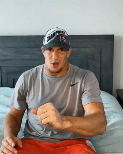 Tampa Bay Buccaneers star surprises health care workers