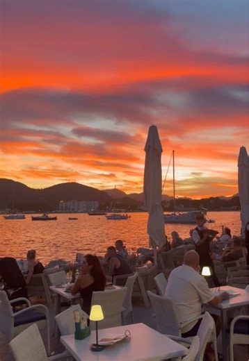 Vuelven los atardeceres frente al mar. Vuelve AQUA Alcudia. #SunsetAlcudia #CocktailAlcudia #BarRestaurant Mallorca