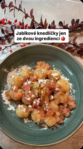 Lenka Bittnerová | Terapie životem✨ on Instagram: "Miluju jednoduché recepty a tenhle budeš milovat i ty😍 Tak co budeš potřebovat? 500 g nastrouhaných jablek 130 g dětské krupičky Na posypání Moučkový cukr se skořicí Máslo na přelití Skaramelizované jablko na posypání / nemusí být/ Jablka nastrouhej. Pokud jsou hodně šťavnatá, část šťávy lehce vymačkej. Smíchej jablka s krupičkou a nechej 60 minut odpočinout. Pak tvaruj knedlíčky o průměru cca 3-4 cm. Knedlíčky budou lepit, tak si navlhč
