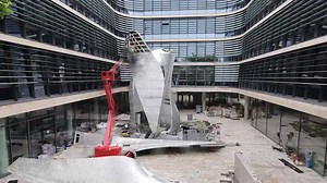 Daniel Libeskind’s sculpture “The Wings” decorates the entrance of the new Siemens headquarter. Thousands of LEDs are placed on the 15 ton sculpture, which symbolizes digitization. | Siemens