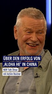 Achim Reichels Hit "Aloha Heja He" ist 30 Jahre später erneut zum Hit geworden: zum ersten deutschsprachigen Nummer-1-Hit in China. Wie es dazu kam, kann sich der Sänger selbst kaum erklären. Den ganzen Talk gibt's hier: ndr.de/ndrtalkshow8624.html | NDR Fernsehen